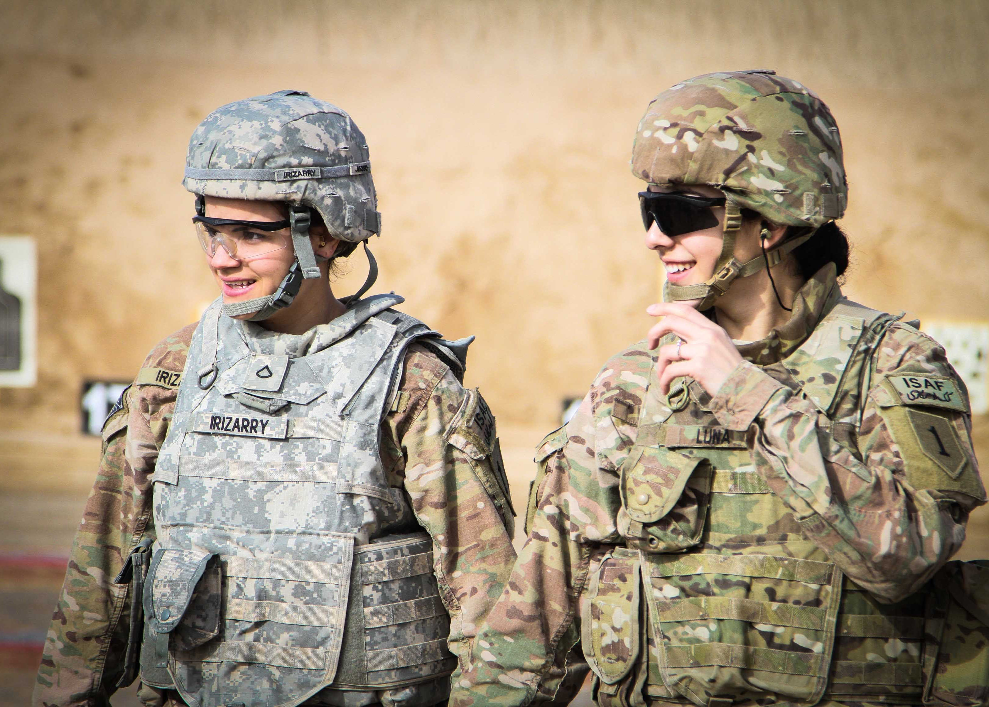 women in military in uniform