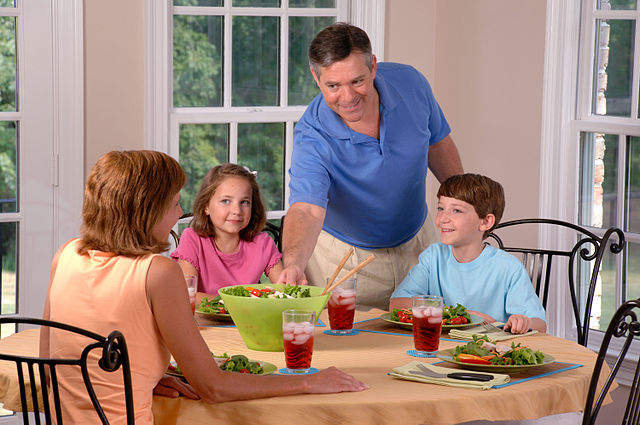 family of 4 eating lunch