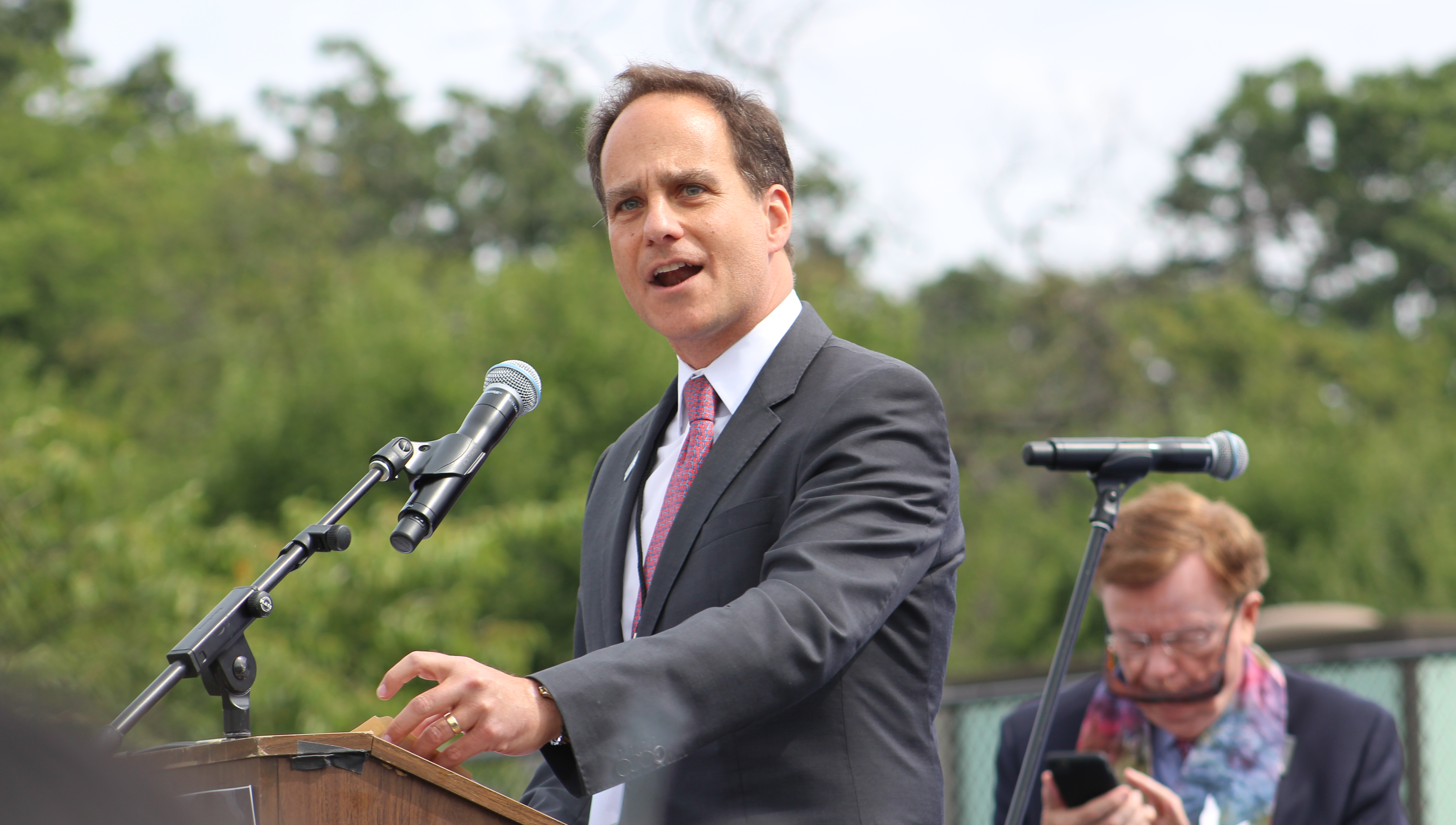 Rabbi Jonah Pesner addresses a crowd