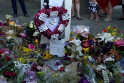 Picture of memorial for people stabbed in Portland hate crime