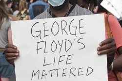 Man carrying sign that says - George Floyds Life Mattered